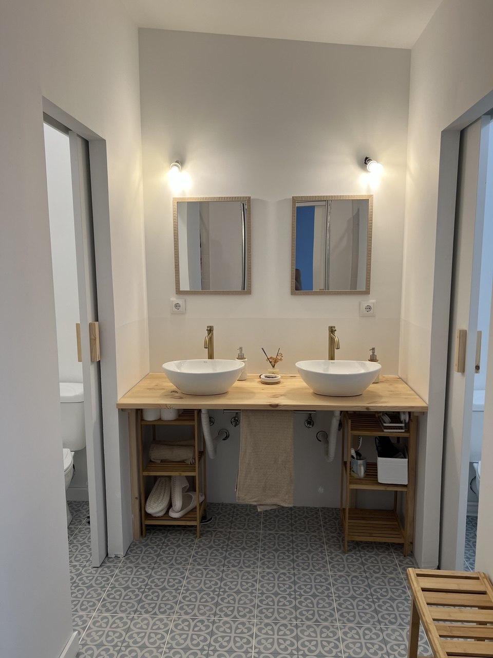 Shared wash area with sinks and mirrors
